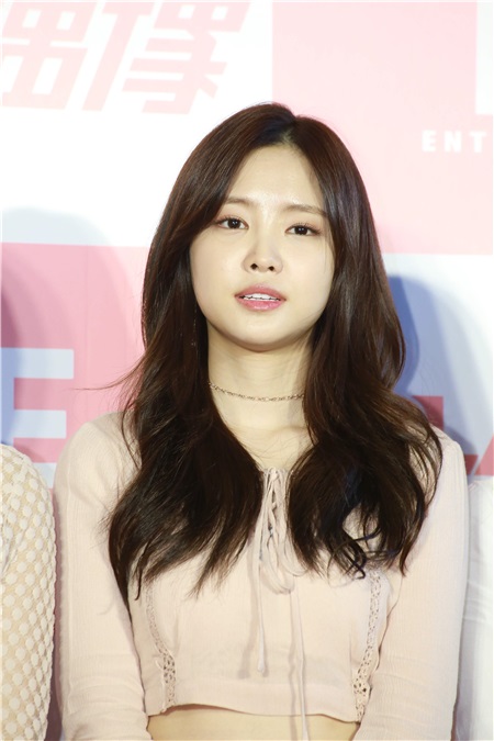 韩国女团APINK出席独家MTV进棚记者会