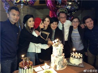 蔡卓妍庆祝35岁生日 好姊妹没缺席谢霆锋也来了