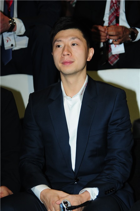 古巨基上海捞金遭李泉调侃「基基」笑翻全场 两人引吭对唱炒热全场气氛