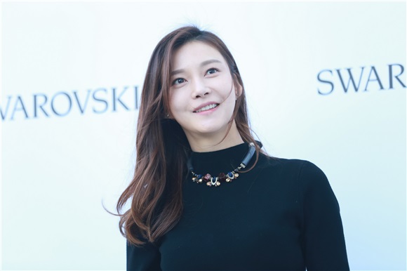 李枖原李诗英车艺莲亮相活动 衣着时尚举止优雅