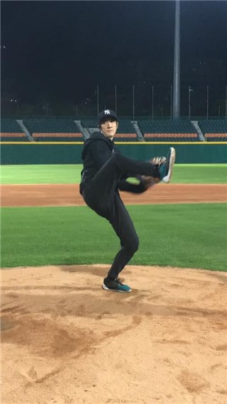 (王力宏昨到新庄球场练球 图/翻摄自王力宏微博)