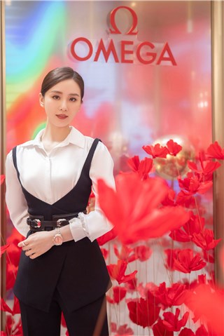 刘诗诗亮相“繁花·星海”品牌巡展上海站 白衬衫阔腿裤尽显优雅姿态