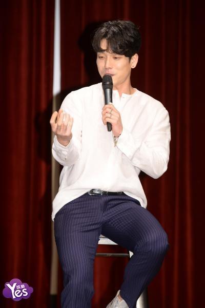 李昶旻(2AM) 举办首张SOLO迷你专辑SHOWCASE