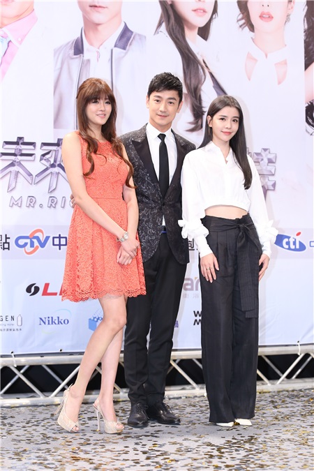 林佑威、李毓芬、沈志明、赖琳恩、刘庭均出席中视《来自未来的史密特》记者会