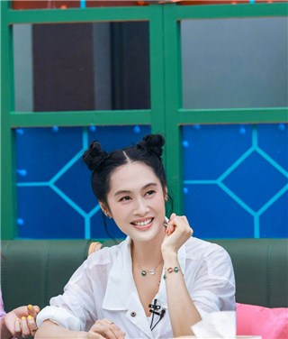 朱茵碎花半身裙配哪吒头俏皮可爱   美回“紫霞仙子”灿笑甜到心里