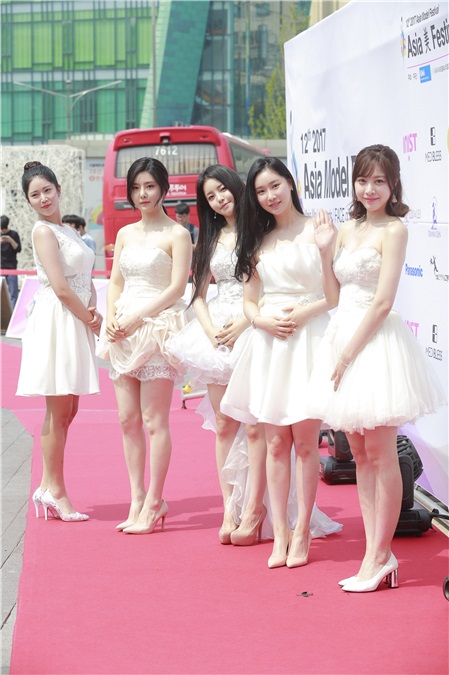 男性杂志MAXIM颁奖典礼《MAXIM K-MODEL AWARDS》 筱崎爱、男团Block B、Brave Girls、曹世镐等出席