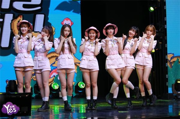 〈Yes 首尔现场〉OHMYGIRL举行新专辑SC 成员们可爱亮相清新十足