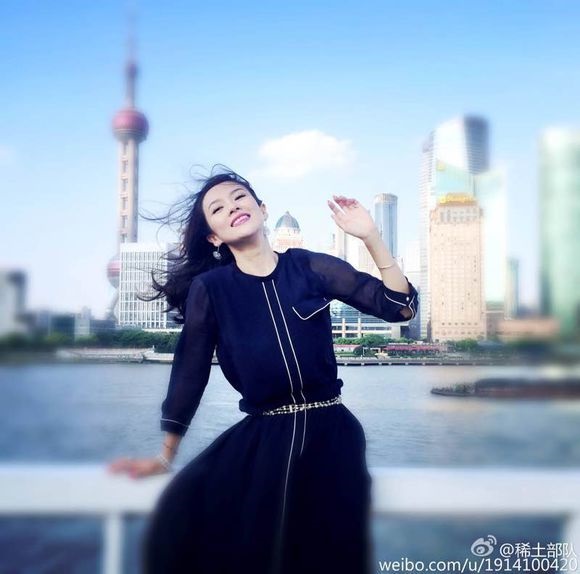 章子怡产后复工气色红润 纤细身材完爆少女