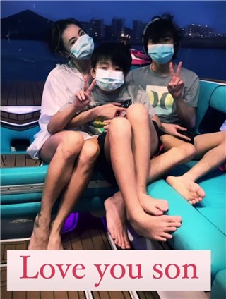 懒理四胎传闻 张柏芝晒与两儿子合影三人逆天长腿
