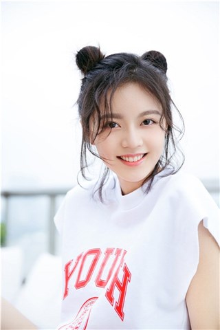赵今麦生日写真曝光 俏皮飒爽明媚动人