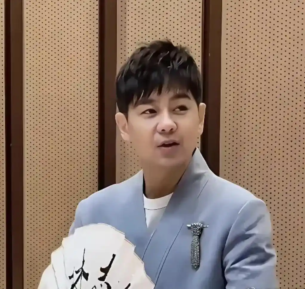 51岁林志颖近照曝光，脸部浮肿“不老神话”终破灭