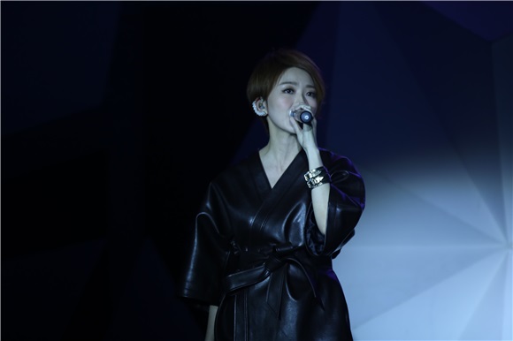 新加坡天后蔡淳佳办新歌首唱会 独立作曲《自画像》探索内心世界