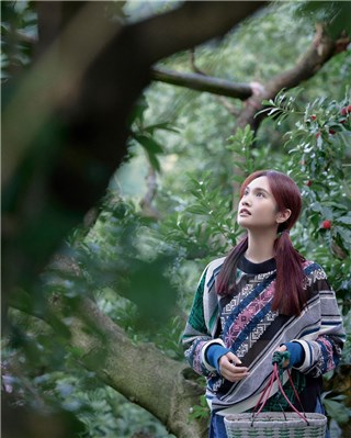 杨丞琳扎双马尾少女感满满   民族风穿搭漫步山野