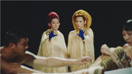 Tizzy Bac《从地心窜出》化身外星人双眼发光传念力　顶10公斤毛绒装动感热舞