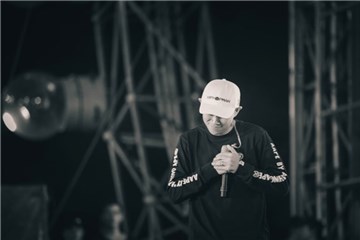 (欧阳靖为现场演绎热歌)