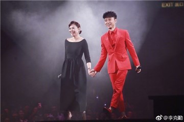 邝美云淡出歌坛十多年 为了李克勤站在红馆唱歌