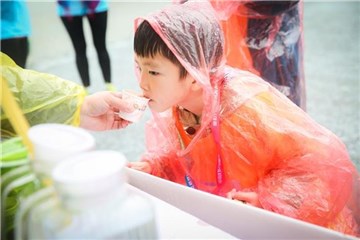 (现场跑友饮用念慈庵枇杷膏冲饮)