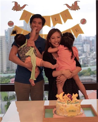 王力宏三度当爸？ 紧牵衣服宽松脚踩平底鞋的李靓蕾下楼梯