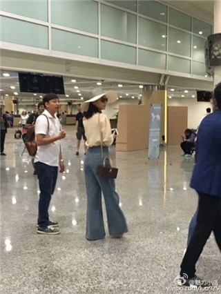 刘涛休闲现身巴厘岛机场 「两米八」大长腿一览无余