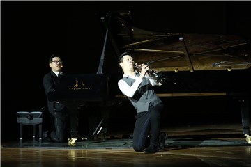 多样演出形式之跪着弹、跪着吹