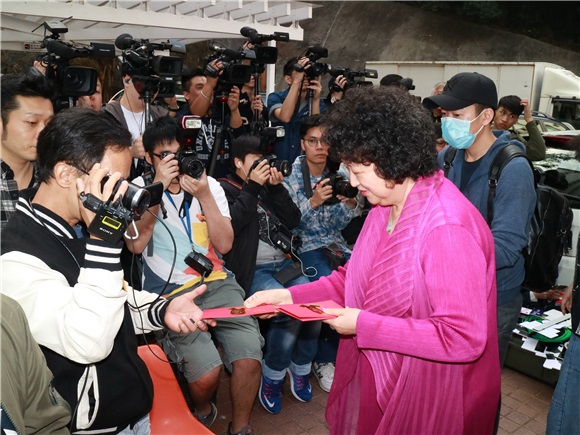 黄晓明baby携子出院跟媒体道谢 夫妻二人显倦容却难掩幸福