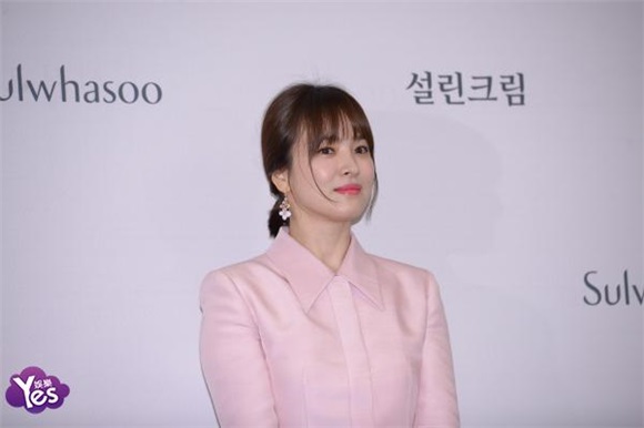 〈Yes 首尔现场〉宋慧乔婚后首个官方行程 粉嫩裙装亮相少女感满满