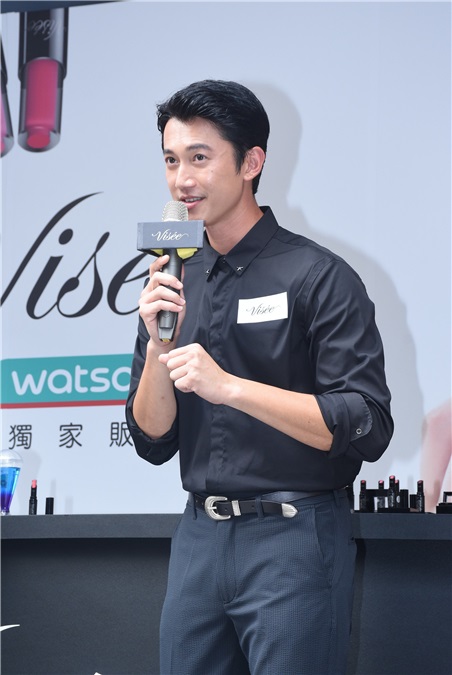 吴慷仁帅气出席彩妆活动与粉丝近距离互动