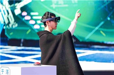 “迷宫独行者”於湛佩戴MR眼镜挑战