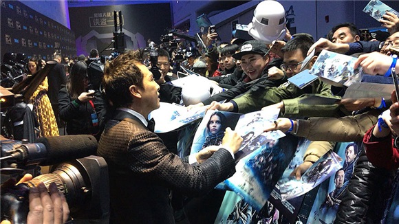 甄子丹携妻儿亮相《星战》首映 亲和力MAX放弃「宇宙最强」