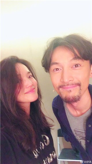 舒淇捧场胡歌话剧开心晒合影 网友：中长发的小歌儿好好看