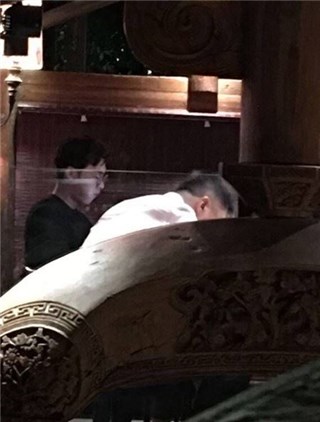 网友餐厅偶遇李易峰 吃货属性爆发塞满嘴