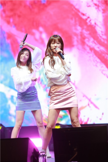 Apink举办《Pink Revolution》Showcase:回归的清纯Idol