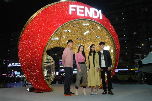 欧阳娜娜、孟耿如等出席FENDI微风信义巨型圣诞装置点灯派对