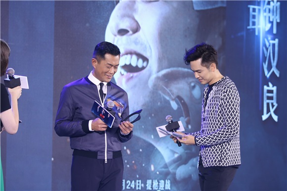 赵薇缺席《三人行》首映发布会以人形板替代 古天乐、钟汉良承诺票房破2亿微博放萌照2016年6月20日,北京,电影《三人行》举行首映发布会。主演钟汉良、古天乐、导演杜琪峯、监制兼编剧游乃海出席,赵薇由於工作在身只以人形板替代。
