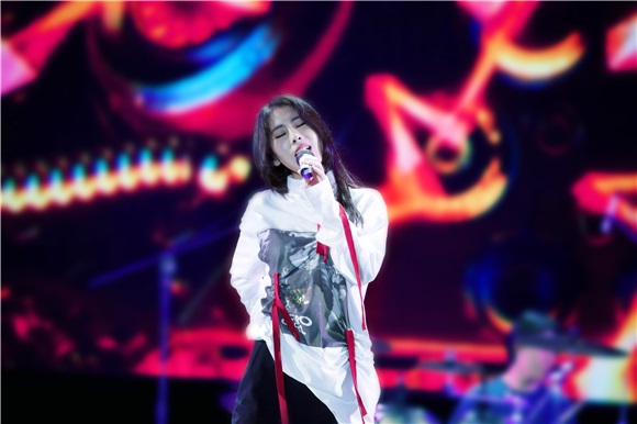 张碧晨鄂尔多斯激情开唱 劲歌热曲嗨翻全场