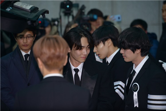 韩国SM娱乐旗下男团SHINee主唱金钟铉葬礼举行