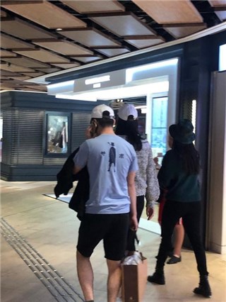 奚梦瑶产子首度现身 商场血拼何猷君跟在身后拎包