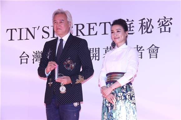 林瑞阳、张庭出席Tin’Secret庭秘密台湾旗舰店开幕记者会