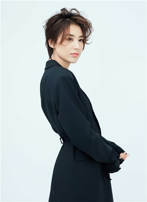 黄圣依西装look干练帅气 辣妈好身材依旧尽显酷感魅力