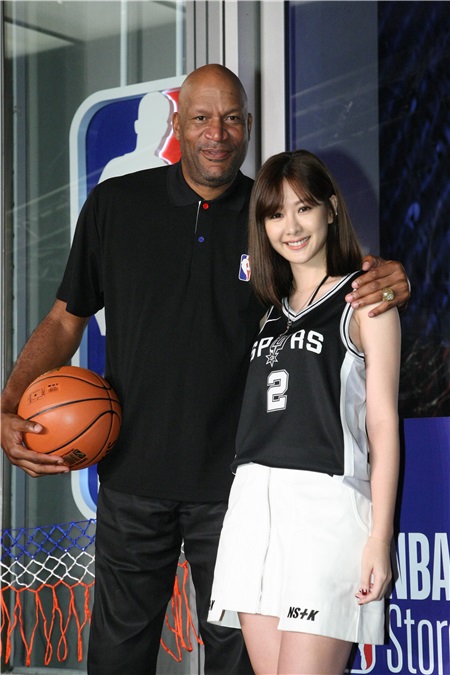 安心亚、Ron Harper出席NBA旗舰店开幕