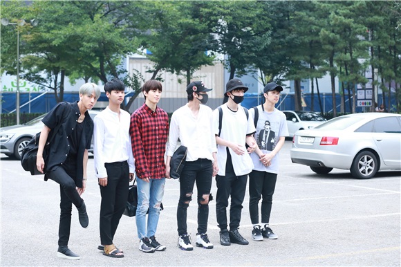 KBS2《音乐银行》彩排 EXO、VIXX、宇宙少女、I.O.I、泫雅等参加
