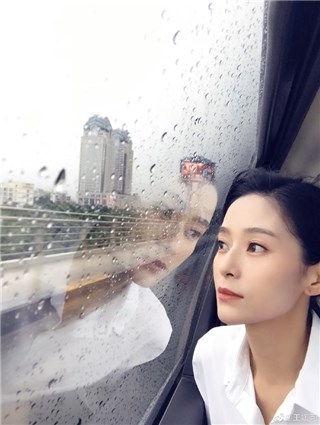 王媛可侧颜吸睛 雨中放空故事感十足