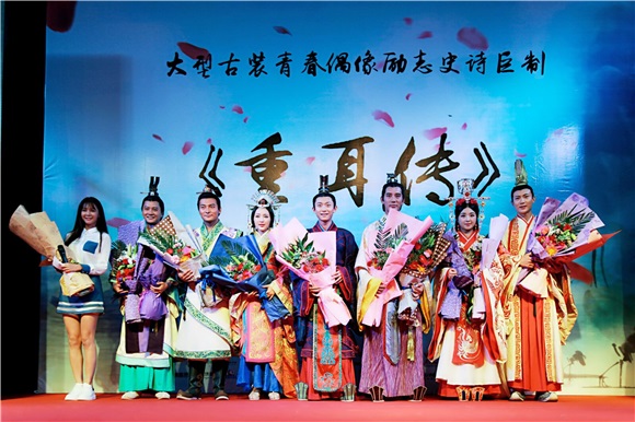 张含韵玩穿越脸圆似福娃显呆萌 张一山古装显丑、沈梦辰灿笑露双下巴