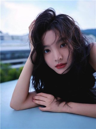 氧气美女章若楠夏日送清风  无袖长裙搭微卷发气质不俗