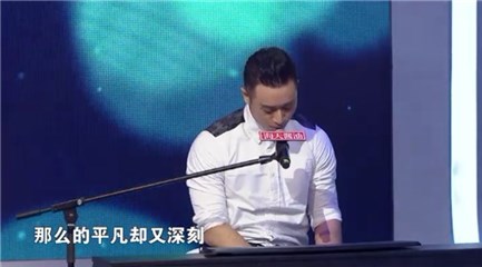 男嘉宾现场表演乐器串烧