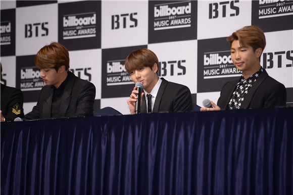 BTS Billboard获奖纪念记者会 Jin世界级帅脸获认证