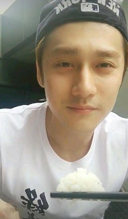 蒋劲夫直播吃饭萌翻众人 粉丝:你要对我负责