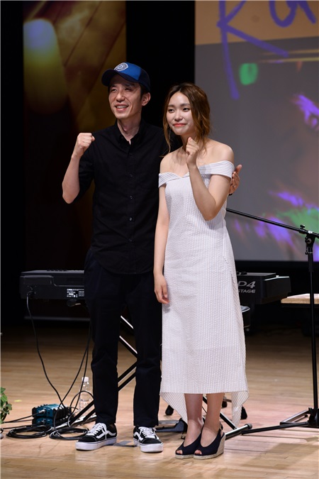 李珍雅办新辑showcase 柳熙烈亮相应援