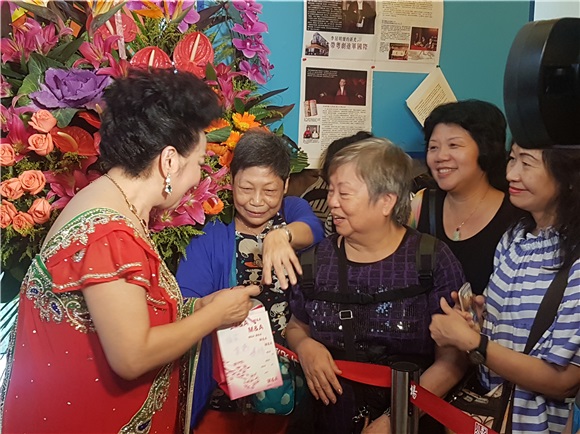 薜家燕出席艺术中心暑期大汇演
徐小鳯
现身支持