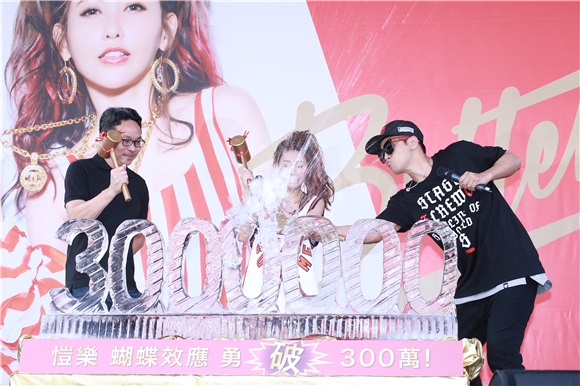 恺乐宣传首张EP《久等了》签唱会 罗志祥现身站台